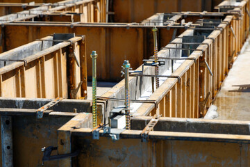 仮枠を組んで住宅の布基礎を作る