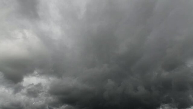 Aufziehende dunkle Schauerwolken im Zeitraffer
