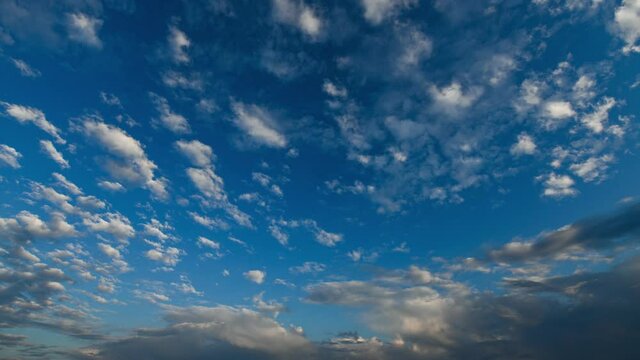 Wolkenaufzug nach freundlichem Himmel im Zeitraffer
