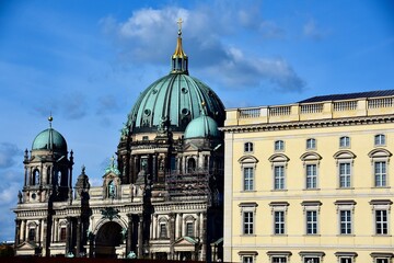 Fototapeta na wymiar Humboldt Forum mit Berliner Dom im Hintergrund