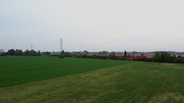 Treno alta velocit&agrave; Frecciarossa in transito