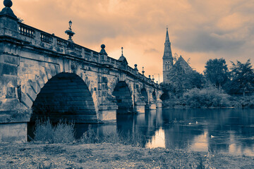 Obraz premium The English Bridge spanning the River Severn in Shrewsbury, Shropshire, England. With the United Reformed Church