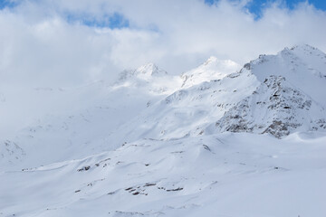 Fototapeta na wymiar ski resort in the Caucasus Elbrus. extreme skiing sport. skiing in winter