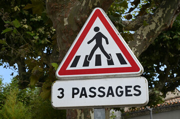 Panneau de signalisation routi&egrave;re fran&ccedil;ais indiquant passages pi&eacute;ton