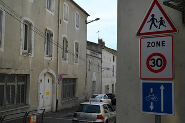 Obraz premium Panneaux de signalisation routière français indiquant une école et une limitation de vitesse