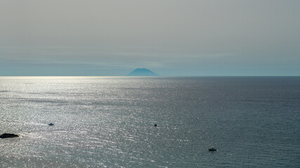 czynny wulkan Stromboli widziany z plaży w Tropea w Kalabrii - obrazy, fototapety, plakaty