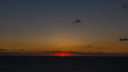 koniec zachodu słońca nad morzem