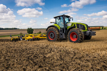 Obraz premium tractor with disc harrow, soil cultivation system in operation