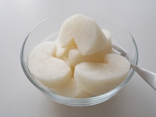 皮をむいてガラスの器に盛り付けた豊水梨