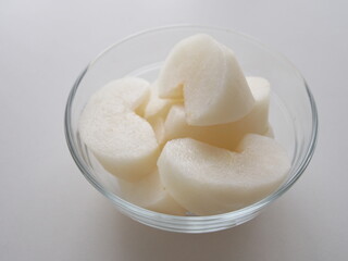 皮をむいてガラスの器に盛り付けた豊水梨