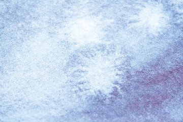Abstrakter blauer Aquarellhintergrund mit weißen Strukturen, die wie Schneeflocken aussehen