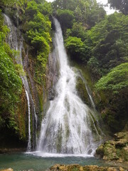 Cascade, chute d'eau et bassin naturels