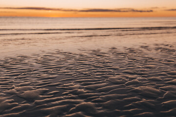 Sonnenuntergang an der Nordsee am Strand der Insel Rømø in Dänemark