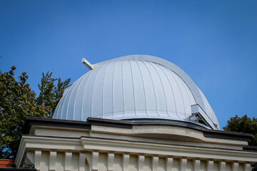 Obraz premium Blick auf eine Kuppel von einer Sternwarte. 