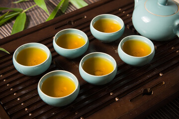 Obraz na płótnie Canvas cups of green tea and teapot on tea tray 