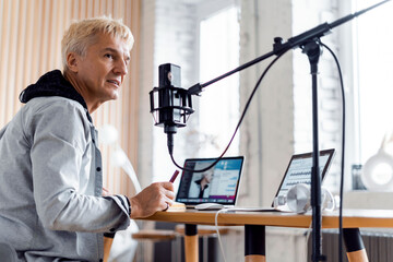 A blogger's show with the participation of listeners. He speaks into the microphone about the news...