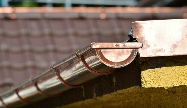 Am Dachtrauf neu eingebaute Kupfer-Dachrinne