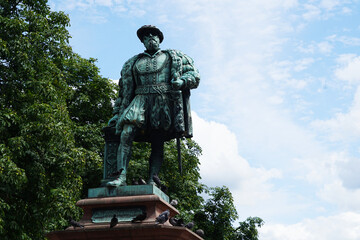 Fototapeta na wymiar Statue von Herzog Christoph auf dem Schlossplatz in Stuttgart