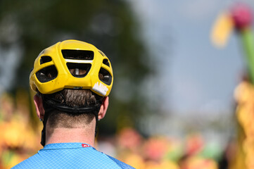 casque cyclisme coureur sport cycliste jaune - obrazy, fototapety, plakaty