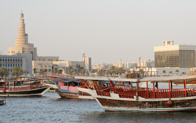 Naklejka premium Qatar skyline along with a qatar traditional dhow. selective focus