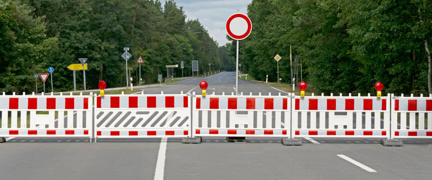 Vollsperrung von Bundesstra&szlig;e, Panoramaformat