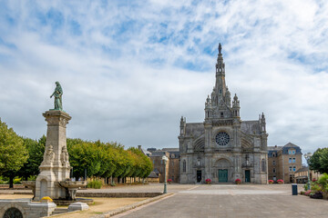 Vue extérieure de la basilique Sainte-Anne-d'Auray, sanctuaire et lieu de pèlerinage situé à Sainte-Anne-d'Auray dans le département du Morbihan, France - obrazy, fototapety, plakaty