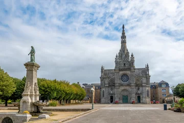 Foto op Plexiglas Vue extérieure de la basilique Sainte-Anne-d'Auray, sanctuaire et lieu de pèlerinage situé à Sainte-Anne-d'Auray dans le département du Morbihan, France © HJBC