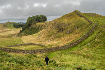 Peel Crags above Once Brewed on Hadrian's Wall Walk - obrazy, fototapety, plakaty