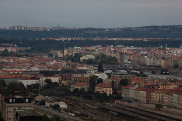 Obraz premium Une vue panoramique du centre de Prague. Les bâtiments historiques de Prague le long de la rivière Vltava, le théâtre national dans les collines environnantes.