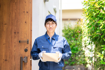 爽やかな雰囲気の宅配便デリバリースタッフ