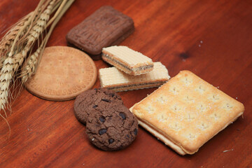various kinds of delicious and savory biscuit breads are suitable for snacks, these biscuit breads are made from wheat and flour.
