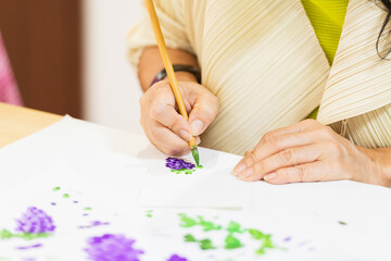 カルチャーセンターで絵を習う女性