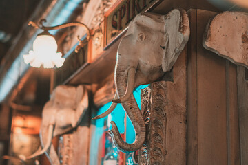Decoración de elefantes en bar de copas - obrazy, fototapety, plakaty
