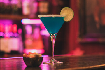 Cocktail en barra de bar de copas