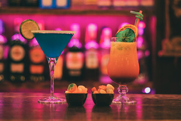 Cocktails en barra de bar de copas