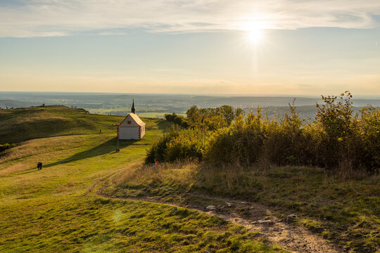 12.09.2021, GER, Bayern, Walberla: Walburgis Kapelle auf dem Ehrenb&uuml;rg (Walberla) am Abend.