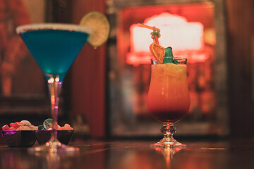 Cocktails en bar de copas