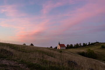 Fototapeta premium 12.09.2021, GER, Bayern, Walberla: Walburgis Kapelle auf dem Ehrenbürg (Walberla) am Abend.