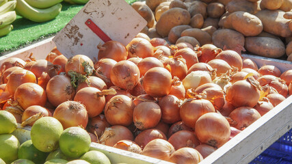Montón de cebollas española en un puesto de mercado callejero en Alicante