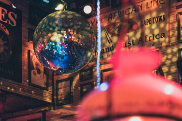 Bola de espejos de discoteca en bar de copas