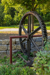 10.09.2021, GER, Bayern, Kuchenmühle: Altes Zahnrad einer Mühle am Fluss Aufseß