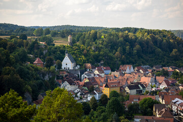 Fototapeta premium 10.09.2021, GER, Bayern, Waischenfeld: Blick vom Aussichtspunkt hohe Warte über den Ort Waischenfeld hin zur Burgruine und dem Wehrturm 