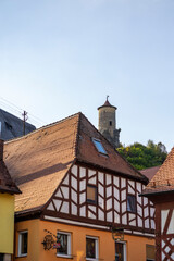 10.09.2021, GER, Bayern, Waischenfeld: Blick vom Ort auf den Wehrturm 