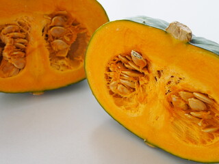 半分にカットしたカボチャの断面