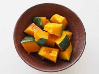 信楽焼の皿に盛り付けたかぼちゃの煮つけ