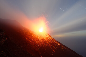 Eruption des Vulkans Stromboli im Abendlicht