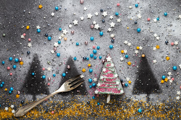 Einer von vier Kuchenstücke mit Gabel weihnachtlich dekoriert mit Zuckerperlen, Zuckerguss und...