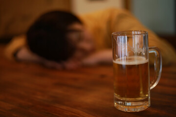 酒を飲み眠る女性