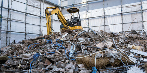 Mountain of rubble and digger, demolition of old residential building　瓦礫の山と掘削機...