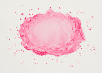 Abstrakter pinker Fleck mit Aquarellfarben gemalt auf weißem Hintergrund